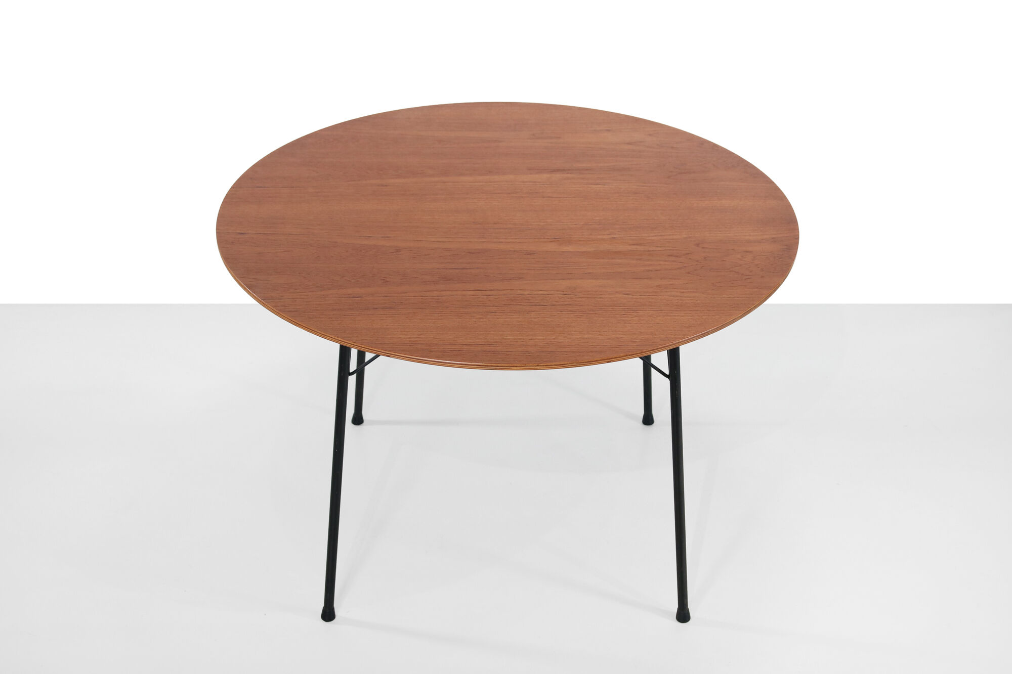 Round teak dining table by Arne Jacobsen model 3600 by Fritz Hansen for Pastoe