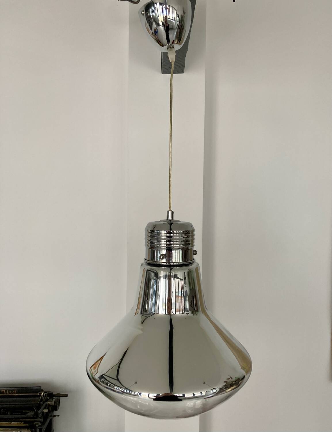 Giant bulb pendant light