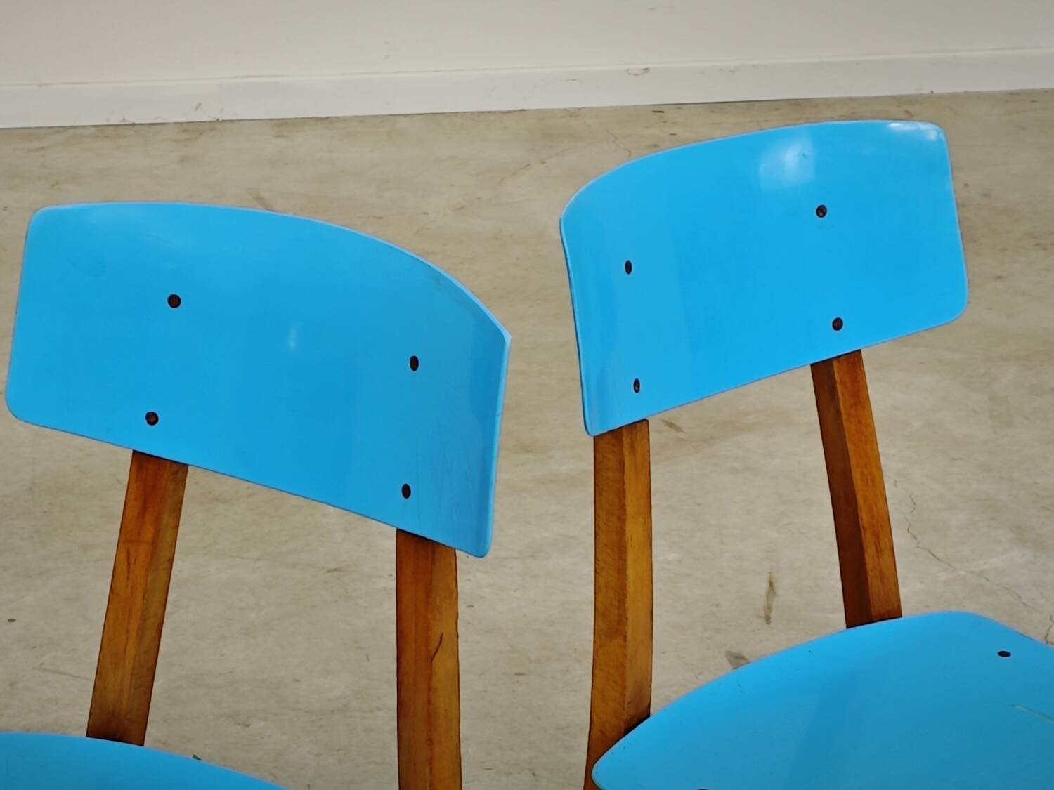 Pair of wooden and plastic chairs Ton Bystrice Thonet