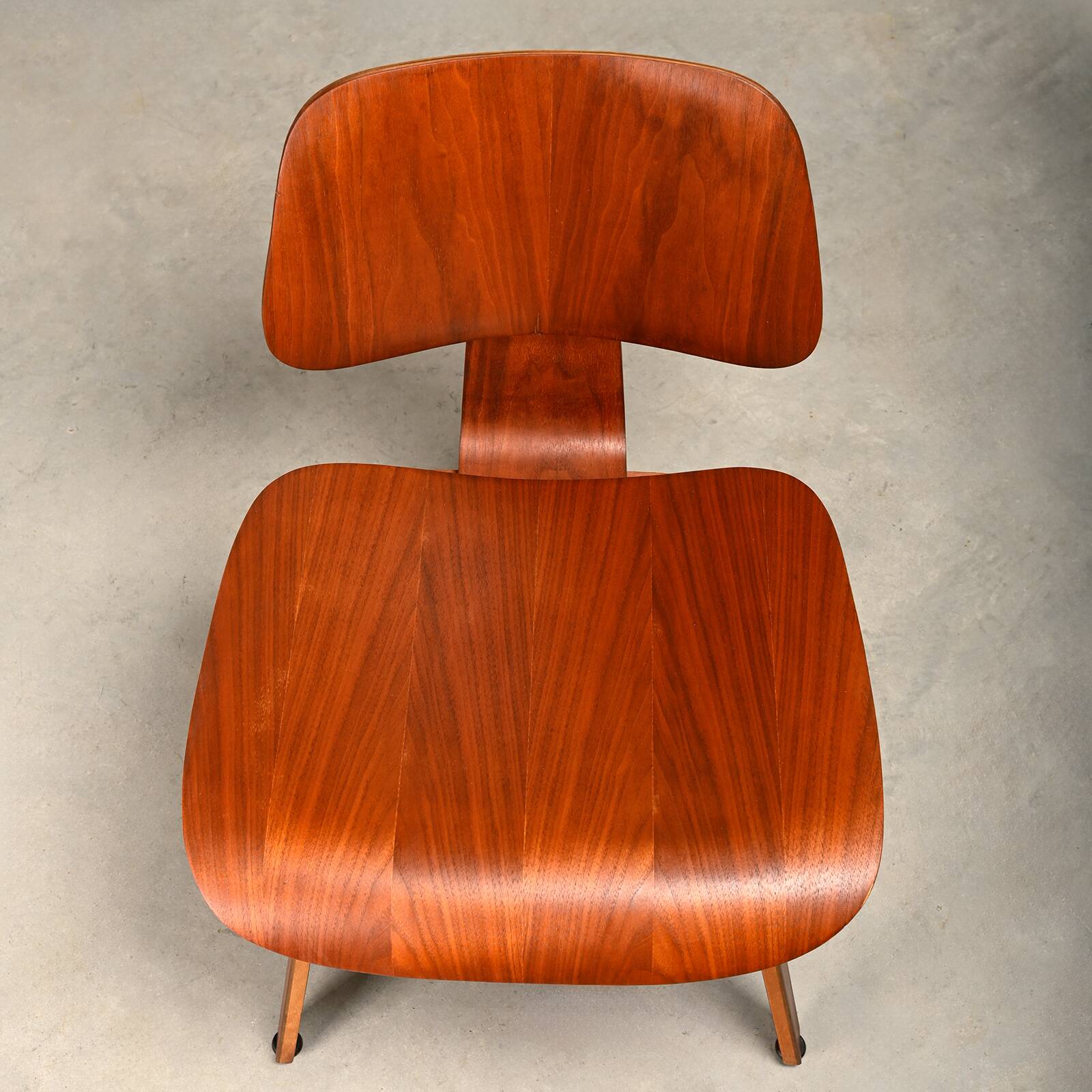 Chaise en contreplaqué de noyer DCW restaurée de Charles & Ray Eames, Herman Miller