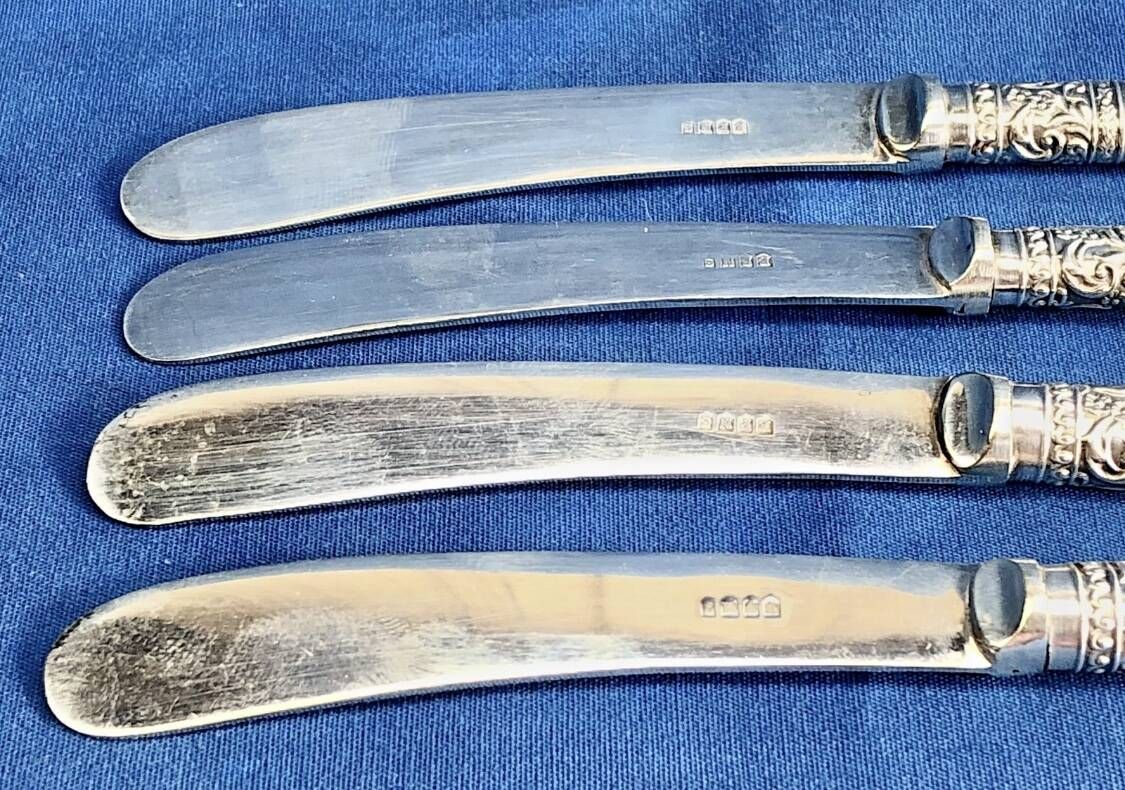 4 antique butter spreading knives in silver-plated metal and mother-of-pearl.