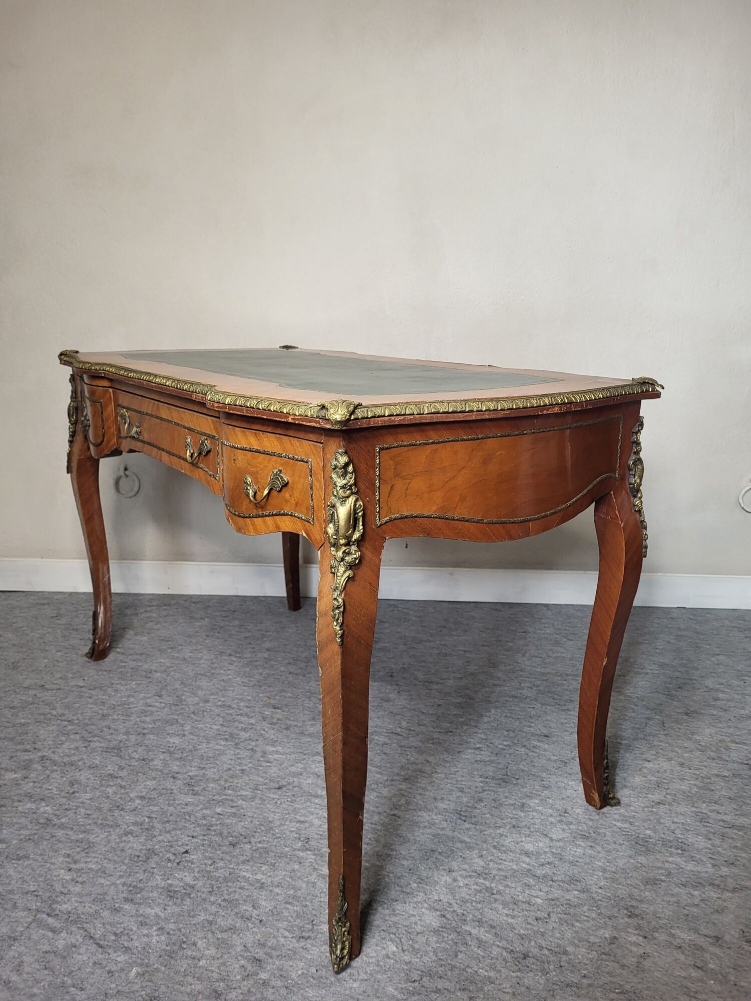 Bureau en marqueterie de bois Style Louis XV époque XIXeme