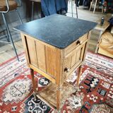 Table de chevet ancienne en bois avec plateau en marbre