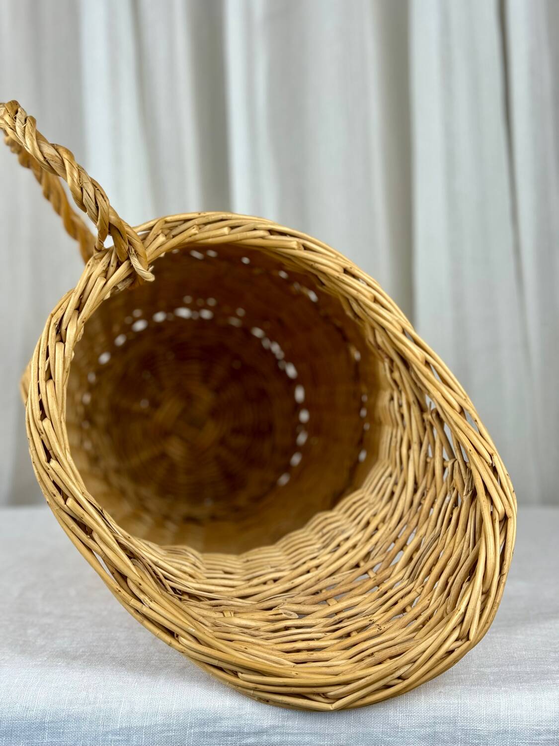 Panier en osier en forme de carafe aiguière