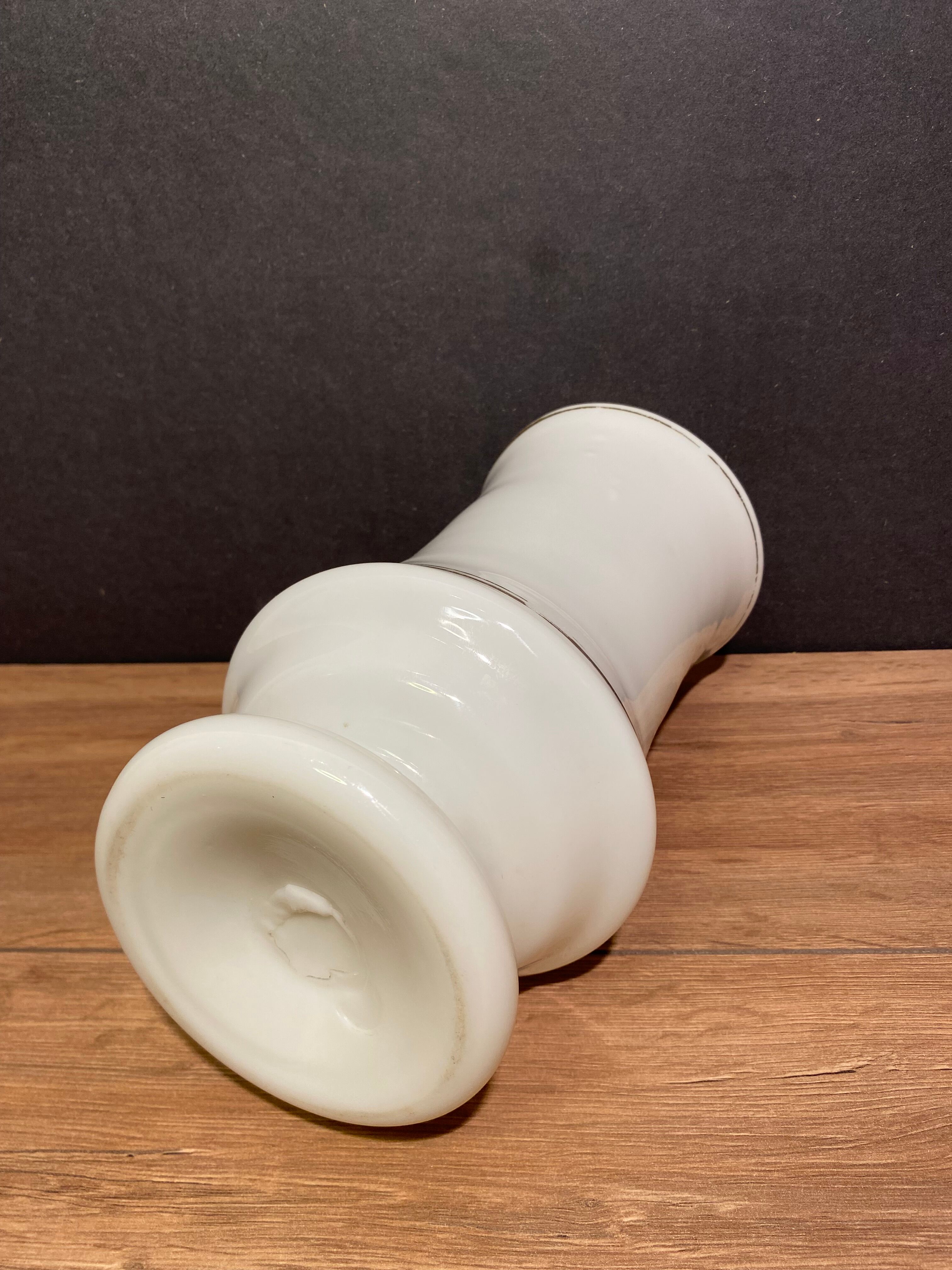 Vase on pedestal in white opaline nineteenth