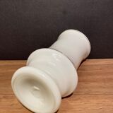 Vase sur piédouche en opaline blanche XIXe
