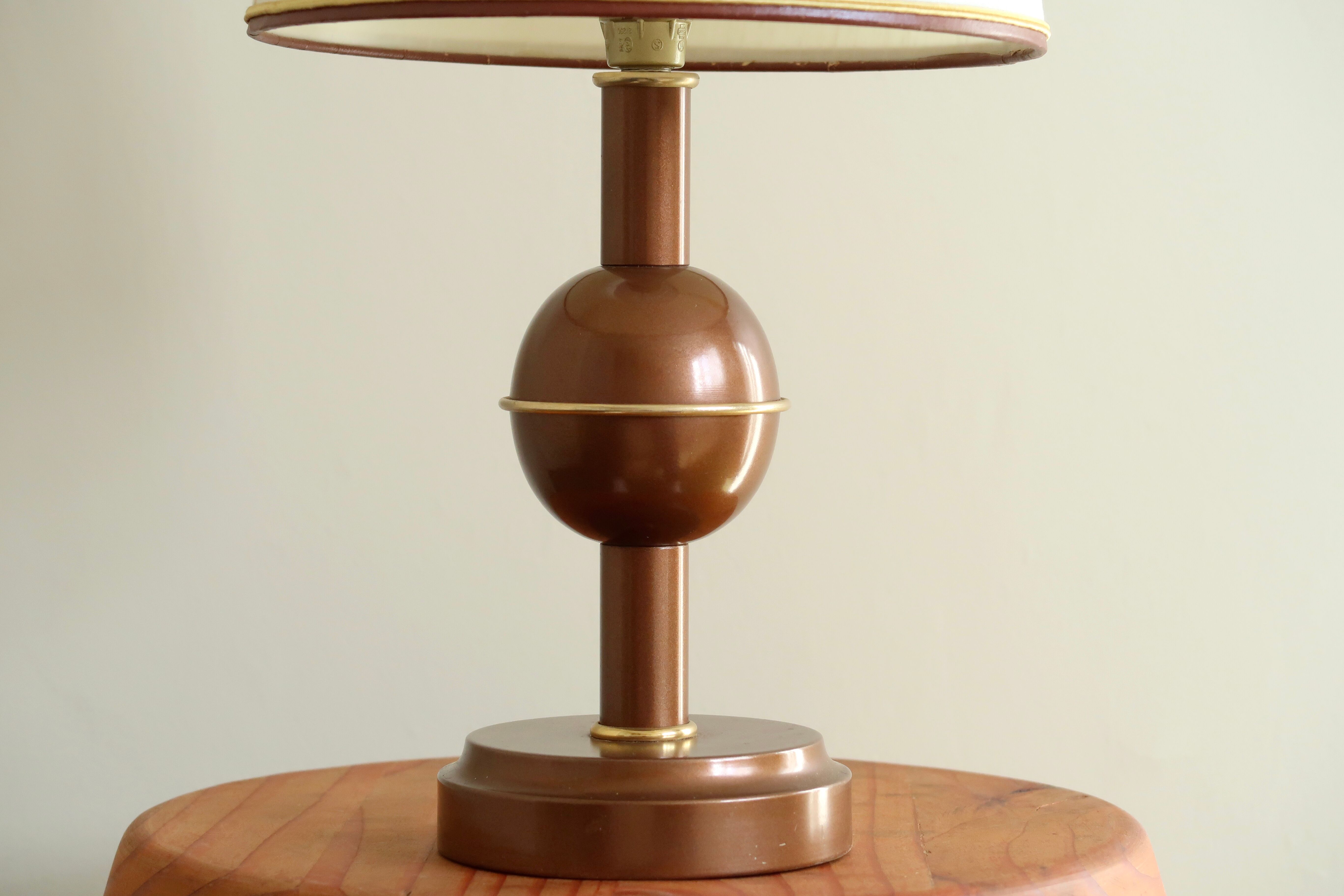 Lampe marron et dorée en métal, abat jour beige, années 70
