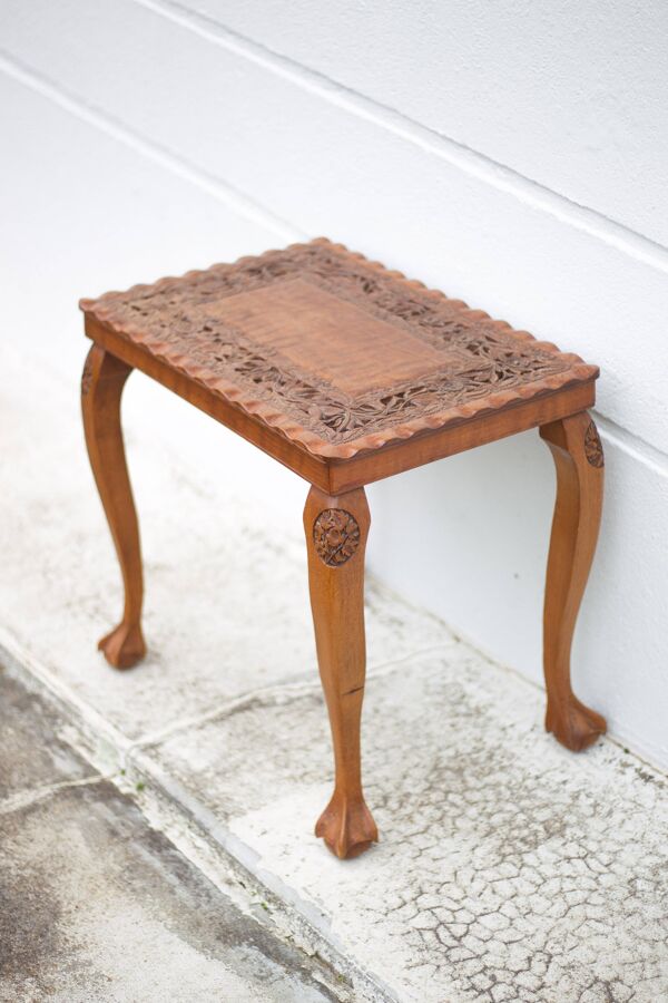 Table guéridon bois sculpté fait à la main, table basse moulurée vintage, table pieds griffe