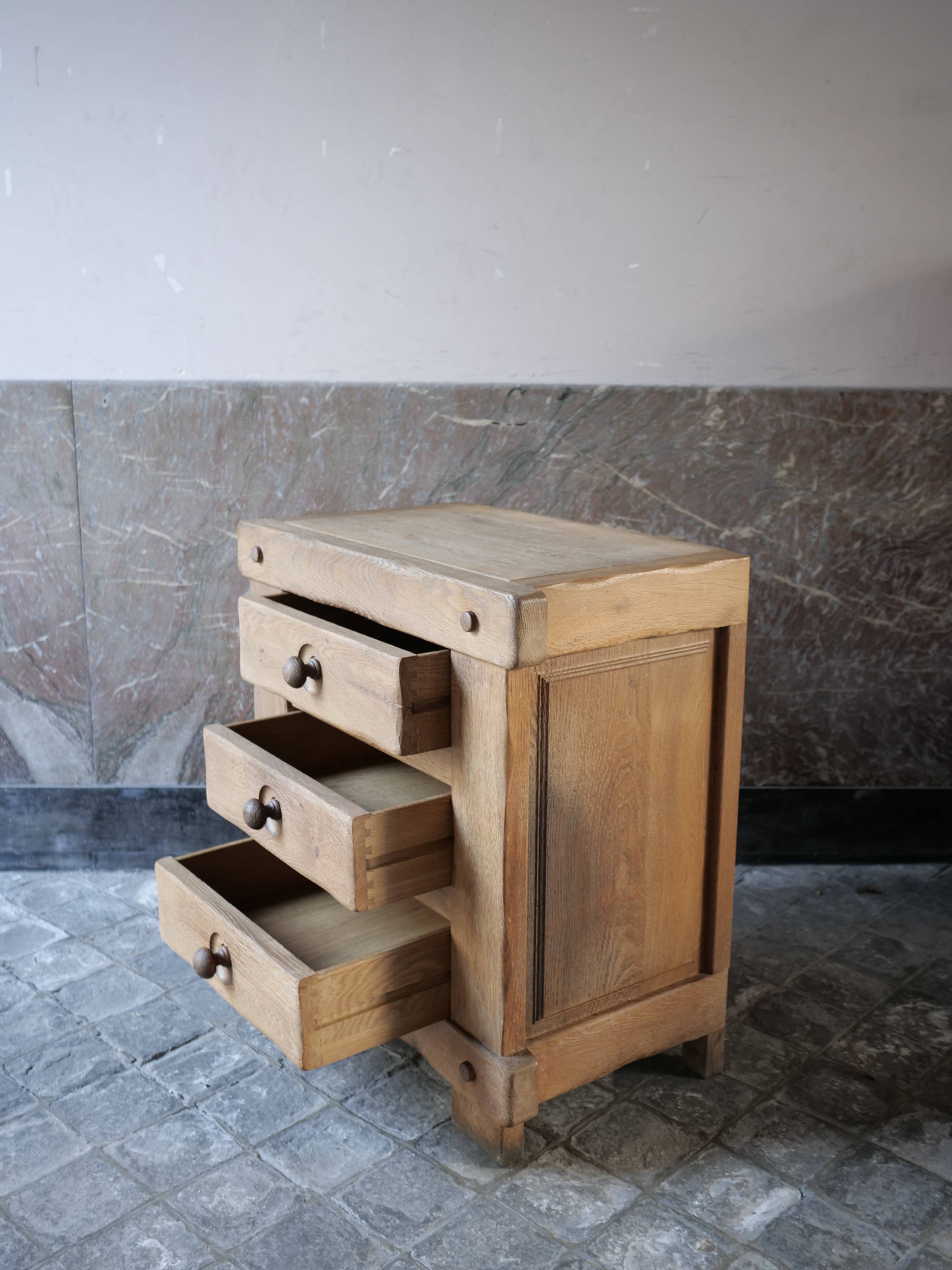 commode à tiroir brutaliste en chêne massif
