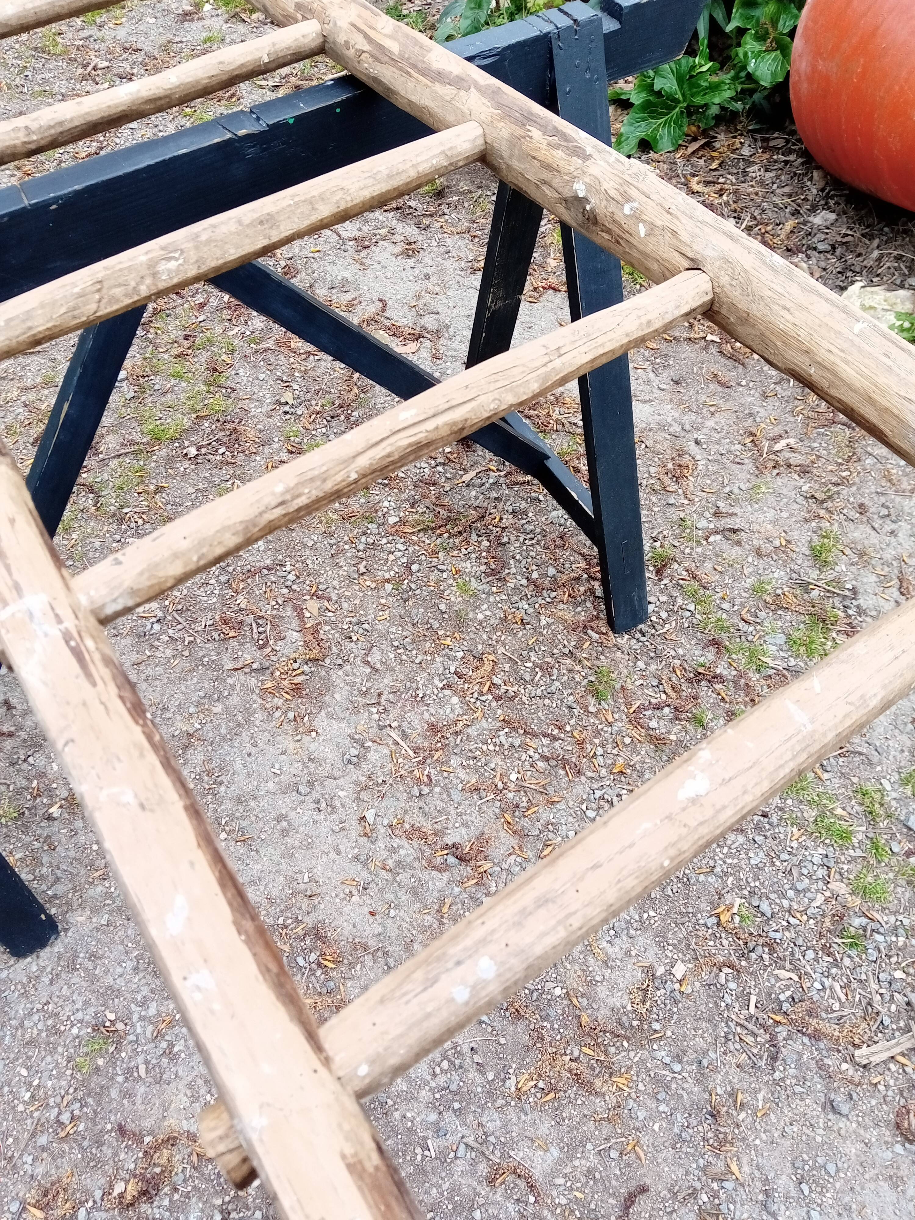 Old wood scale 3.2 m