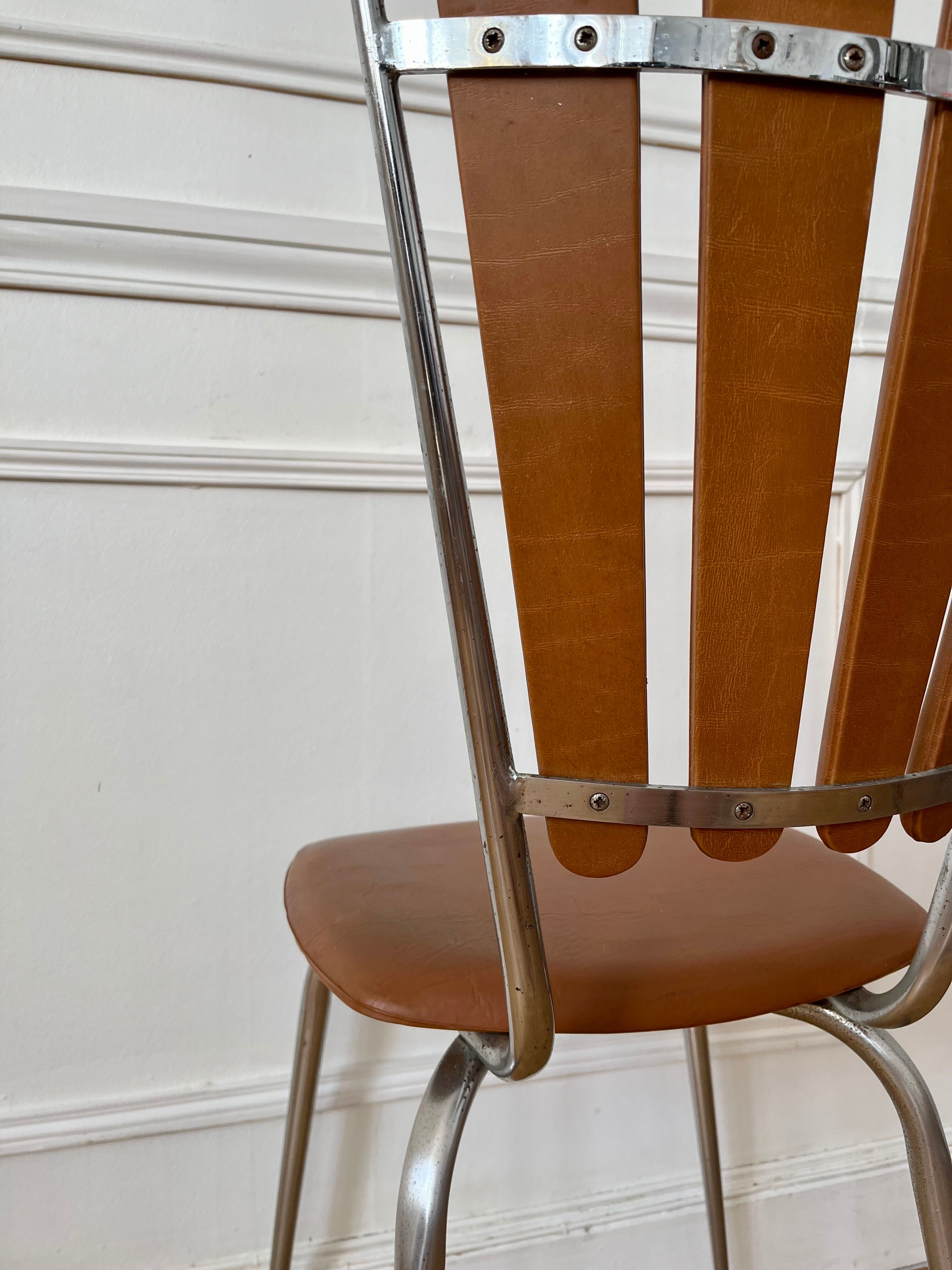 Flower petal chair in brown Skaï