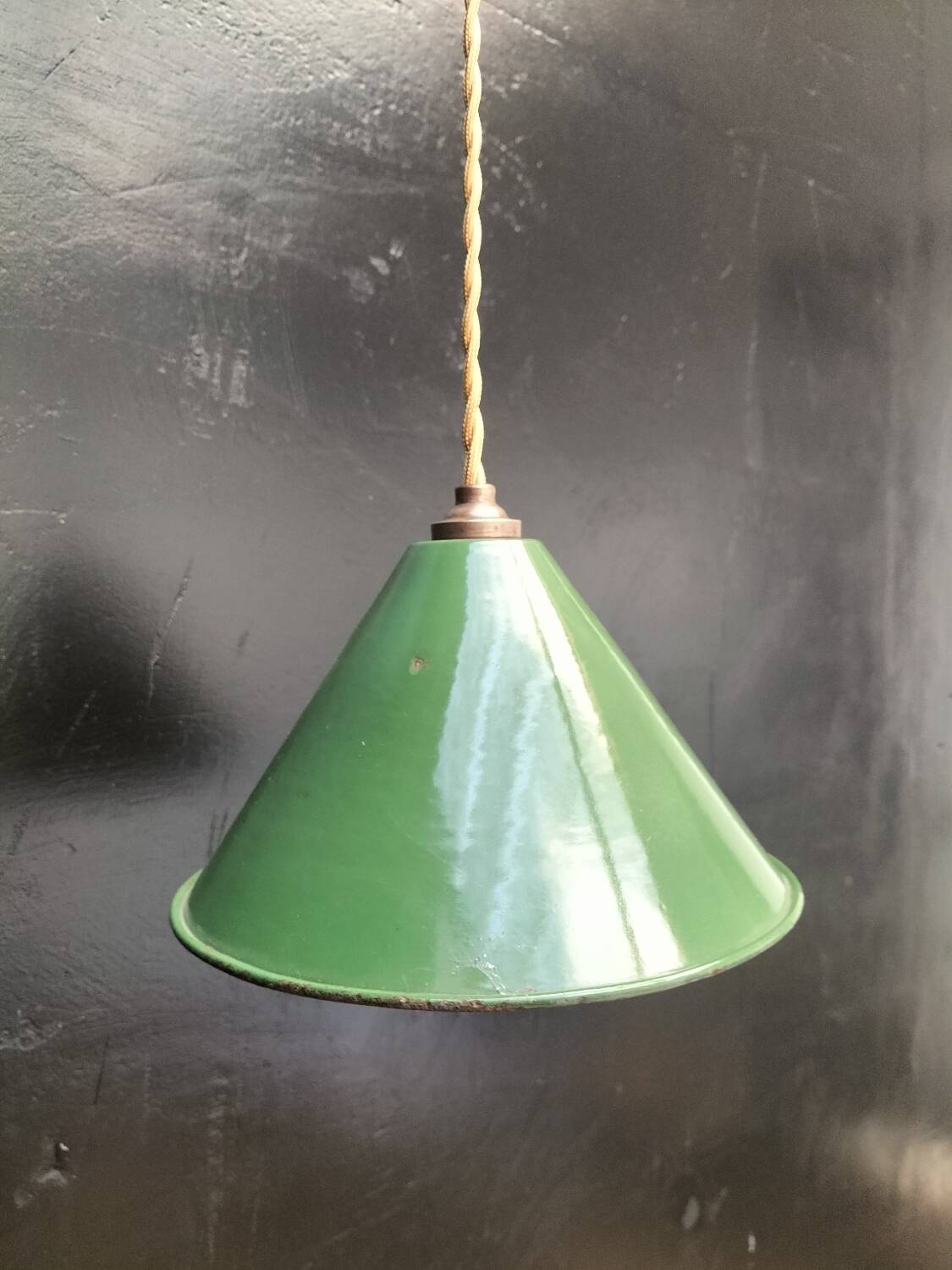 Enamelled sheet metal cone suspension