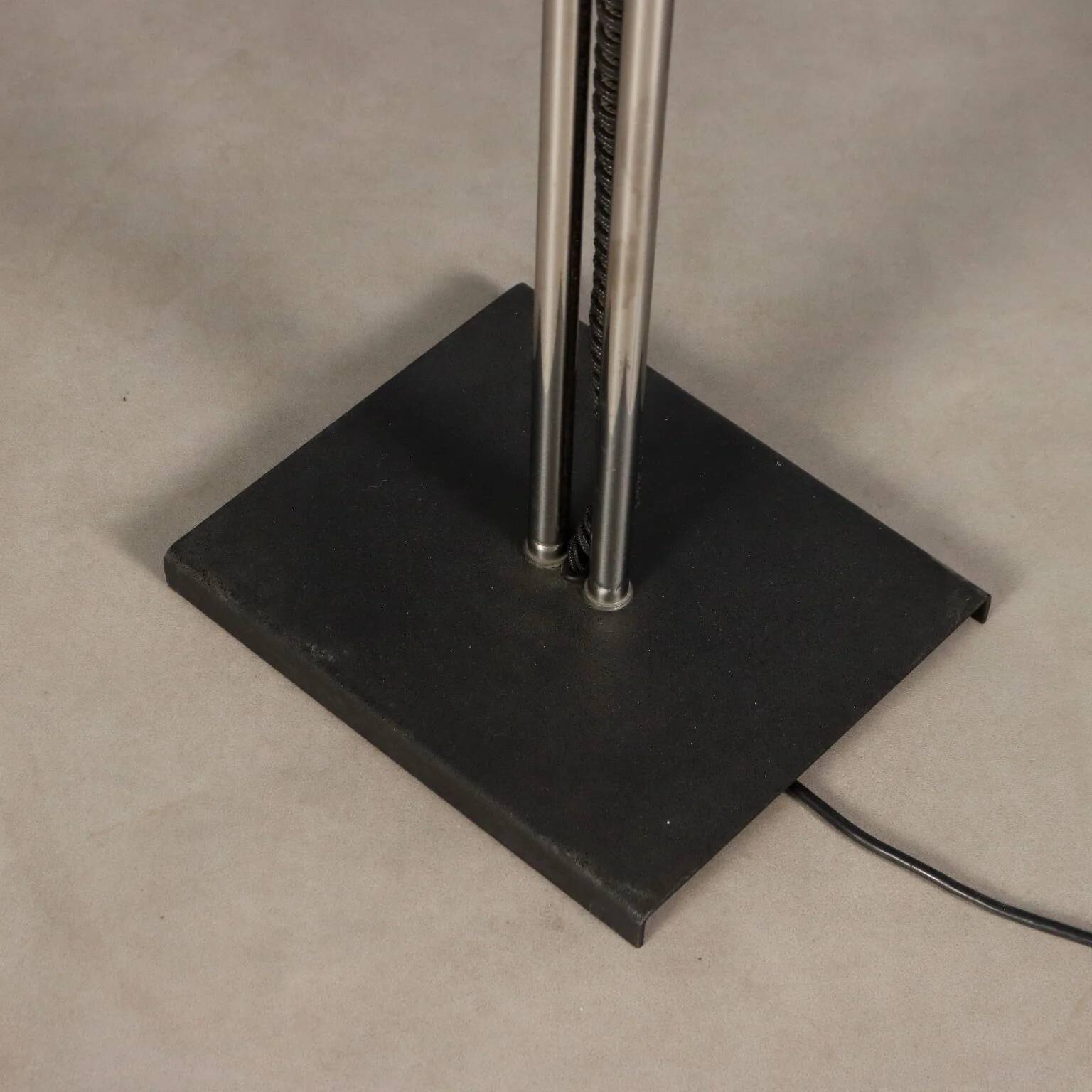 Vintage lacquered metal floor lamp, design, Italy, 1970s