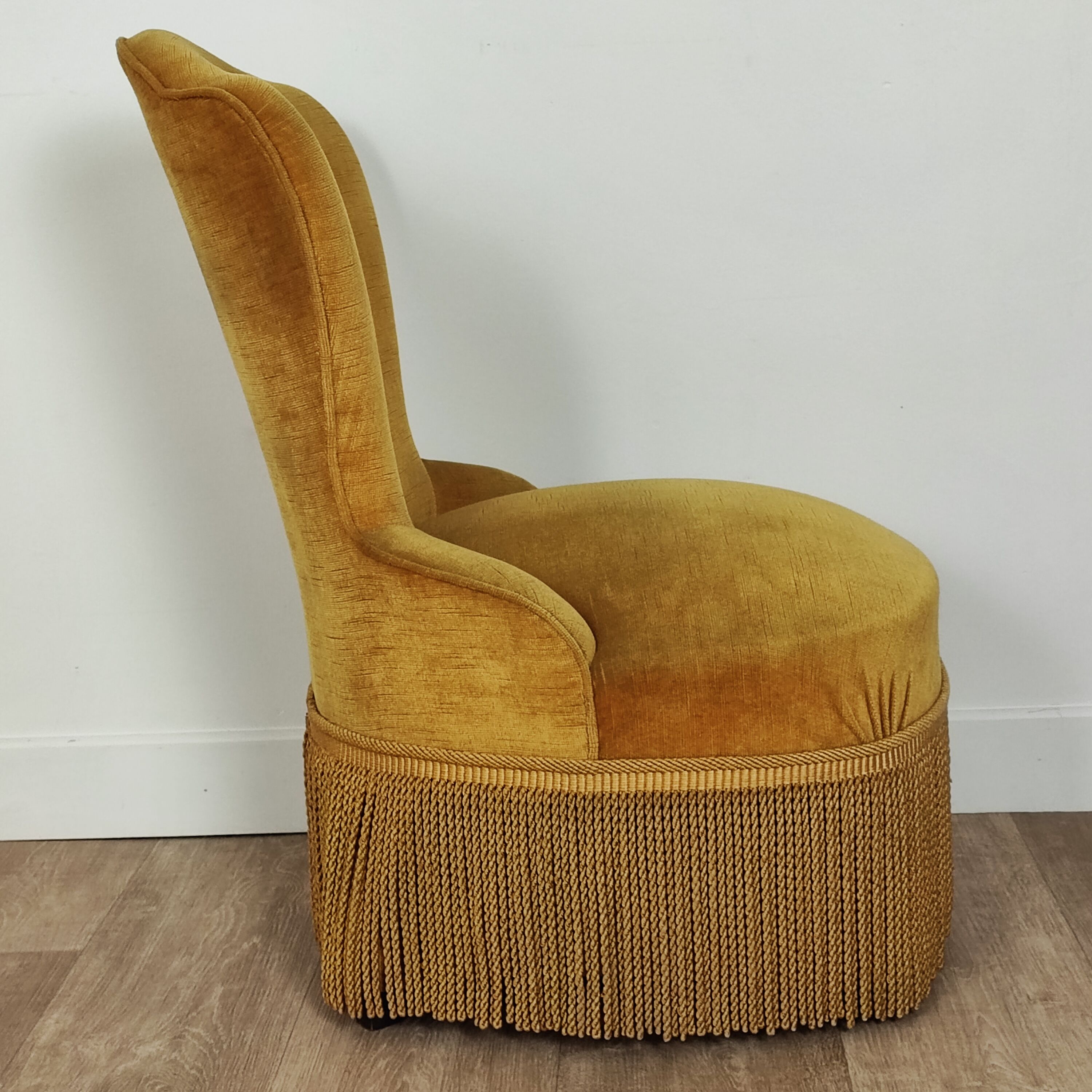 Velvet toad easy chair