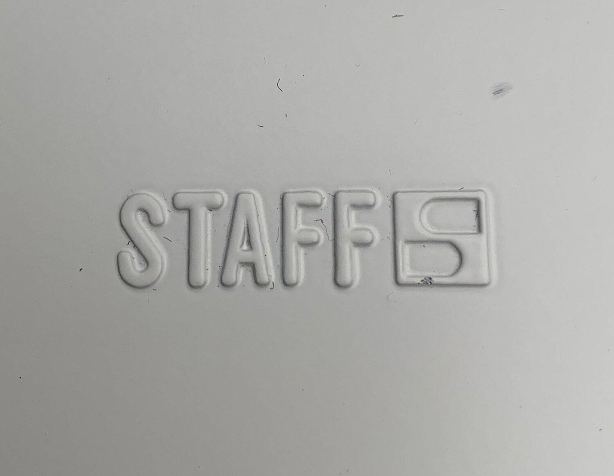 Applique allemande postmoderne en métal de Staff