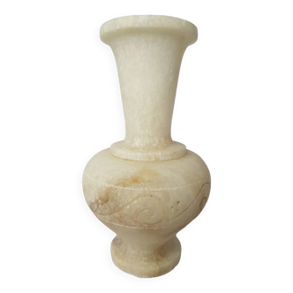 Vase en albâtre