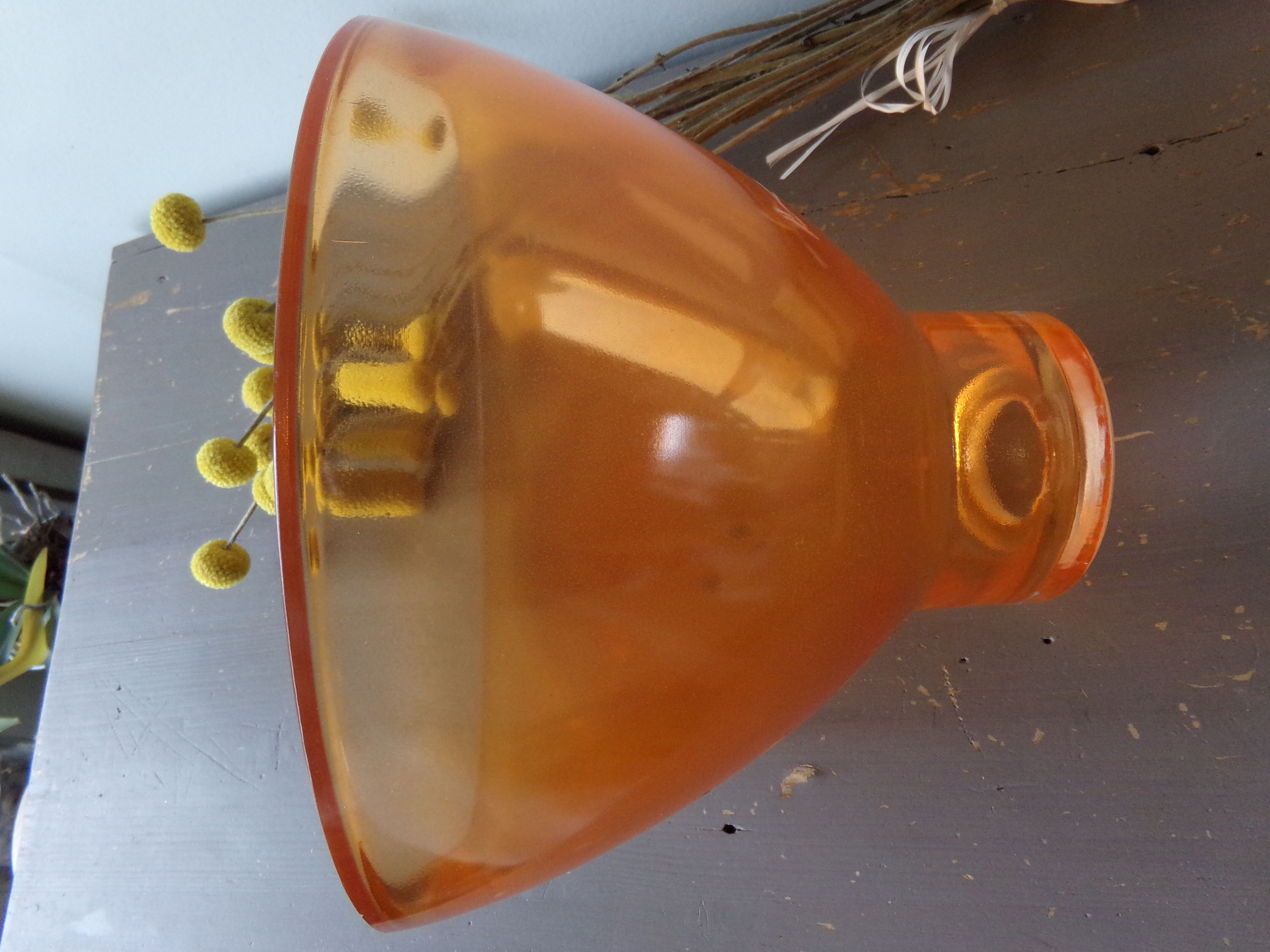 Suspension dome en verre orange