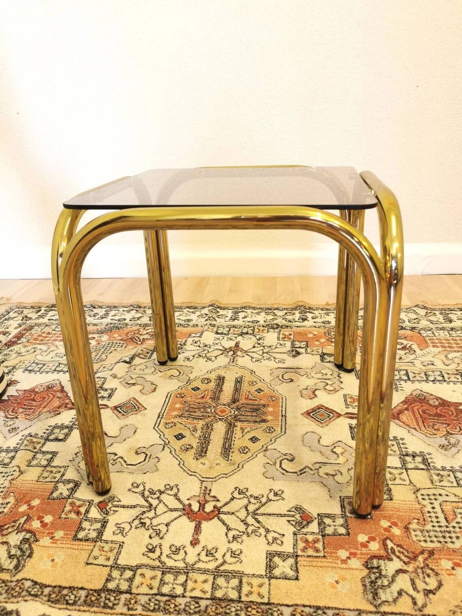 Table basse italienne vintage : laiton et verre fumé, style moderne du milieu du siècle