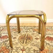 Table basse italienne vintage : laiton et verre fumé, style moderne du milieu du siècle