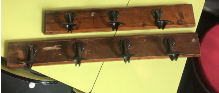 Paire de porte-manteaux d’ecole