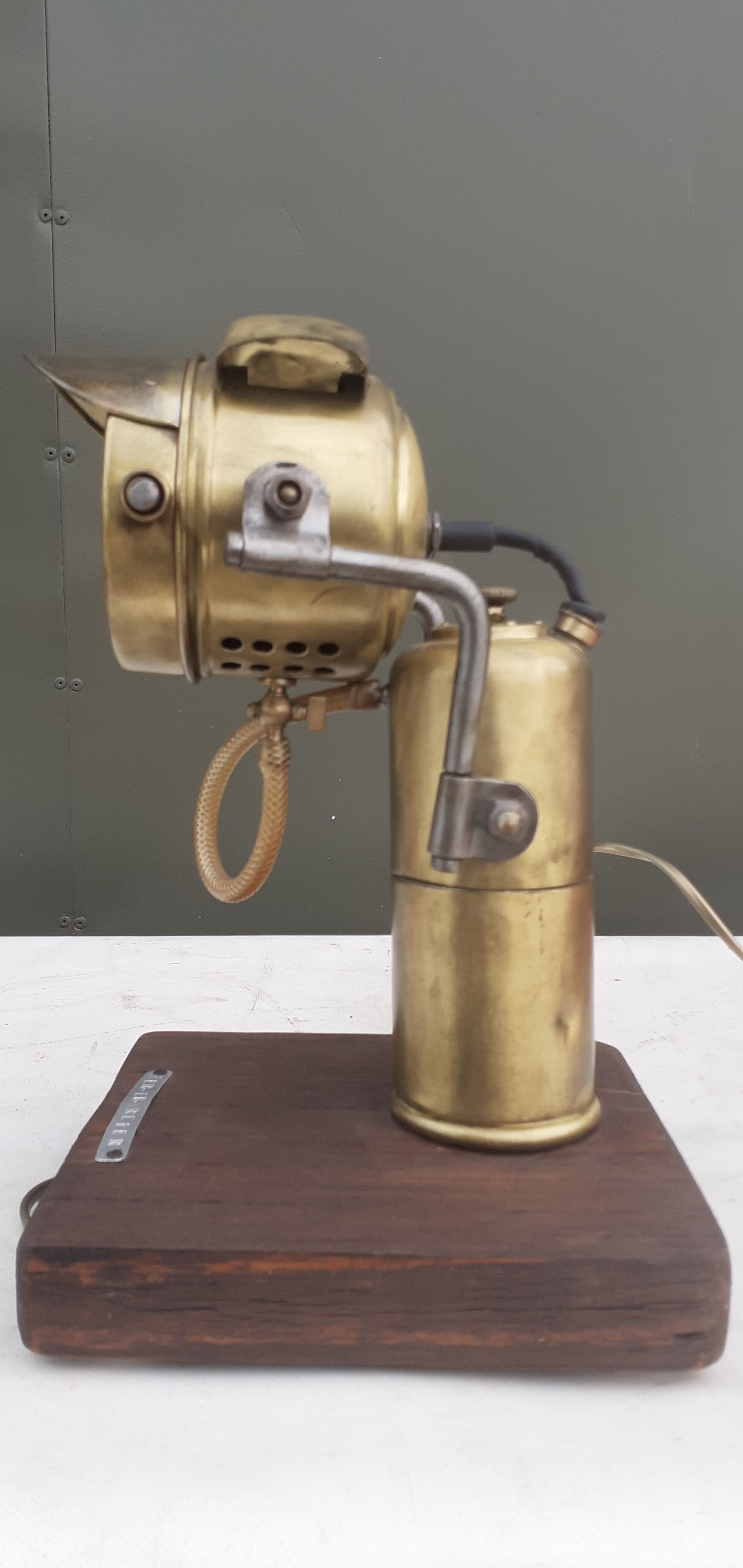 Ancienne lampe acétylène " Lutetia" sur support bois