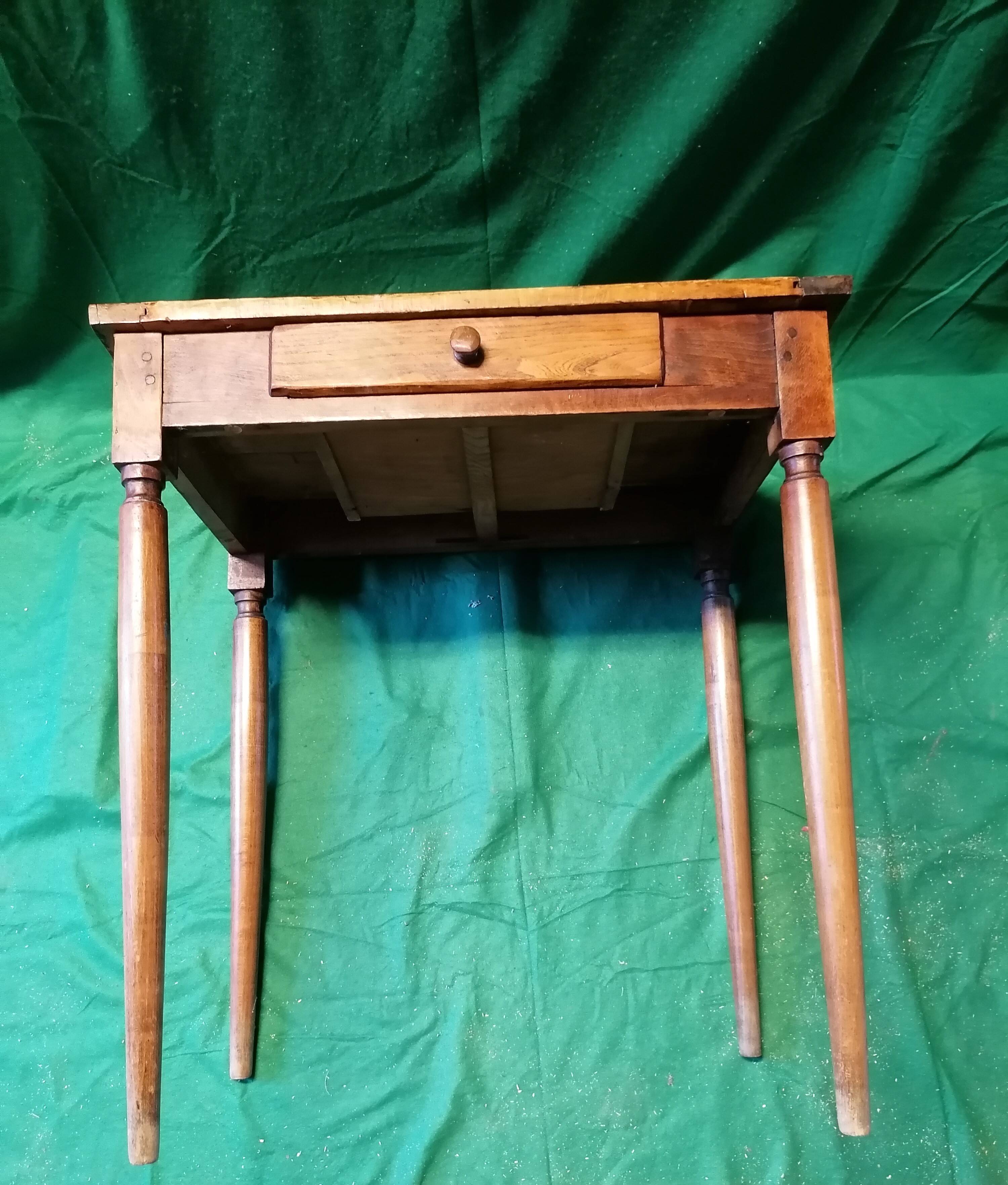 Small desk with 1 drawer in solid wood.
