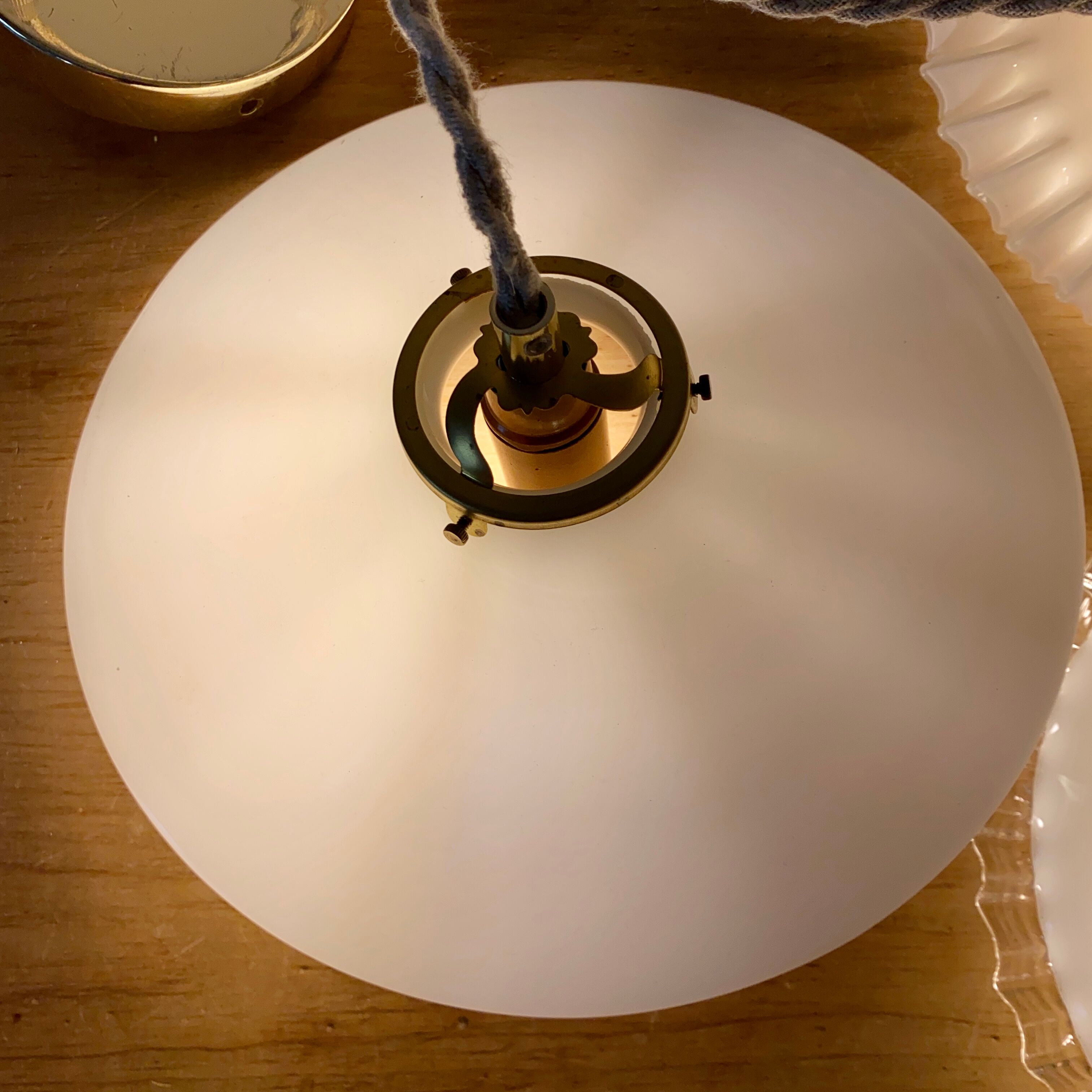 Suspension cascade three lights vintage lampshade in white opaline