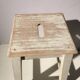 Tabouret d’atelier en bois patiné blanc