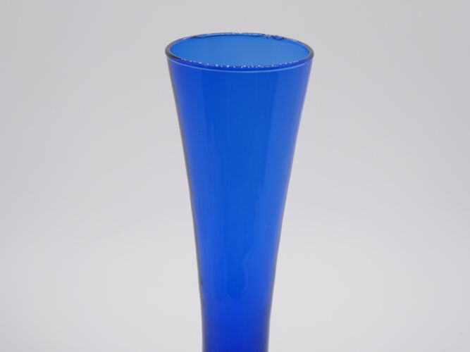 Vase soliflore en verre soufflé bleu