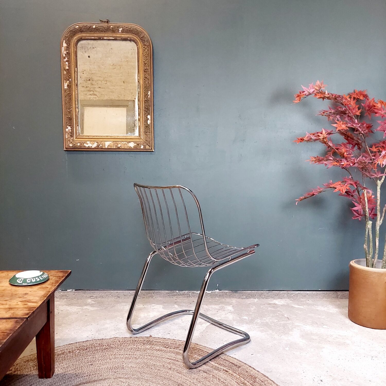Metal wired chair