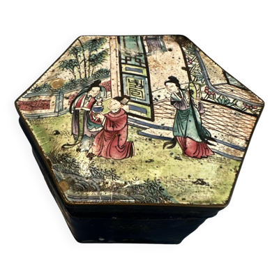 Boîte hexagonale en émail sur cuivre – Chine Canton – Fin 18e siècle
