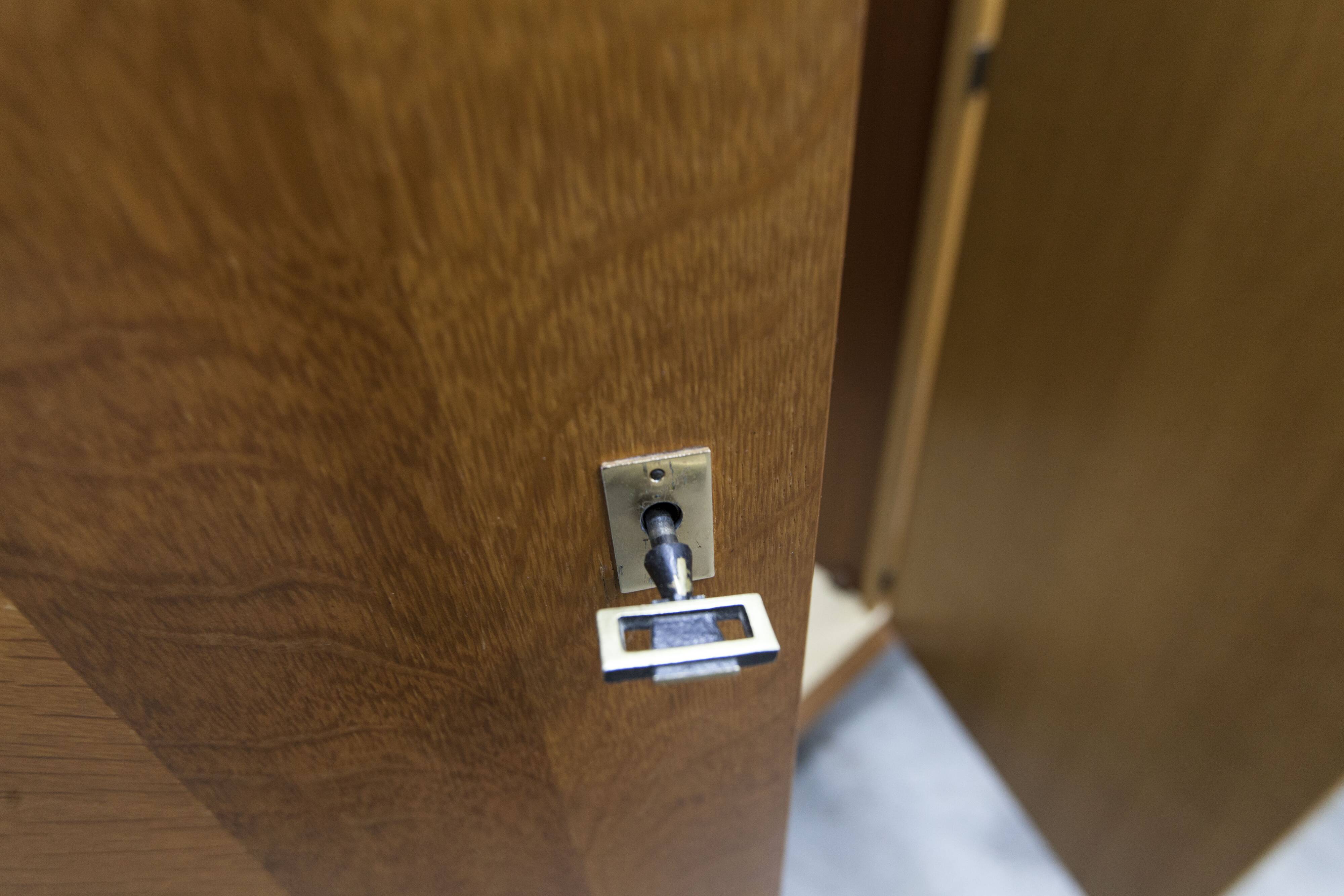 French wardrobe with tapered legs, 3 doors, 1 mirror (27*130), and 1 drawer.