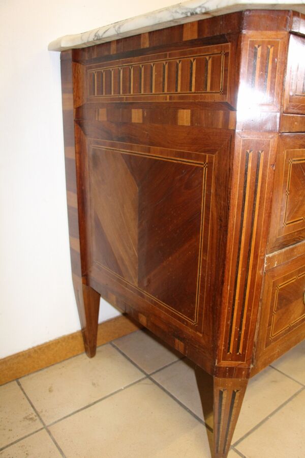 Commode aux attributs de musique d'époque Louis XVl