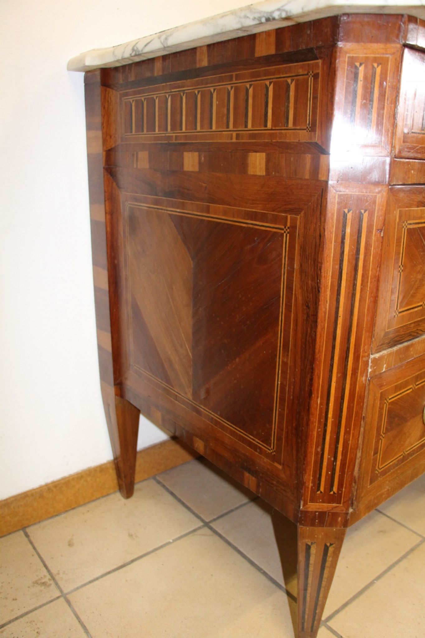 Commode aux attributs de musique d'époque Louis XVl
