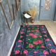 Tapis en laine florale tissée à la main fond noir avec roses roses
