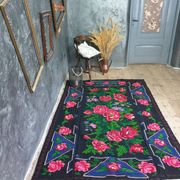 Tapis en laine florale tissée à la main fond noir avec roses roses