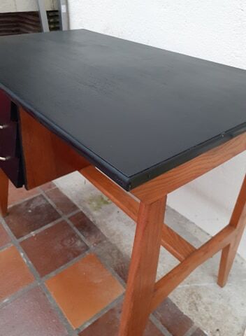 Against-the-post, black lacquered 50s