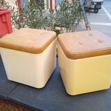 Two poufs dime