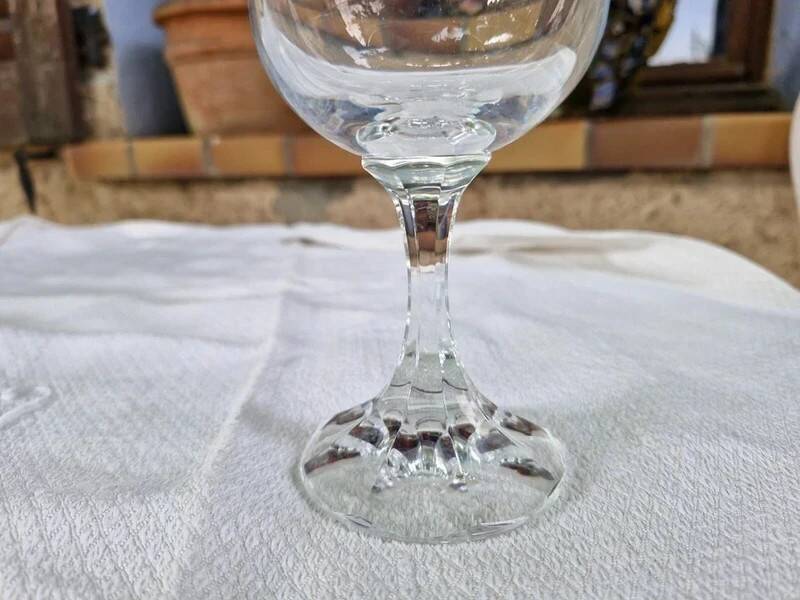 Vintage 10 large crystal glasses - Engraved logo - Cut stem - Very heavy