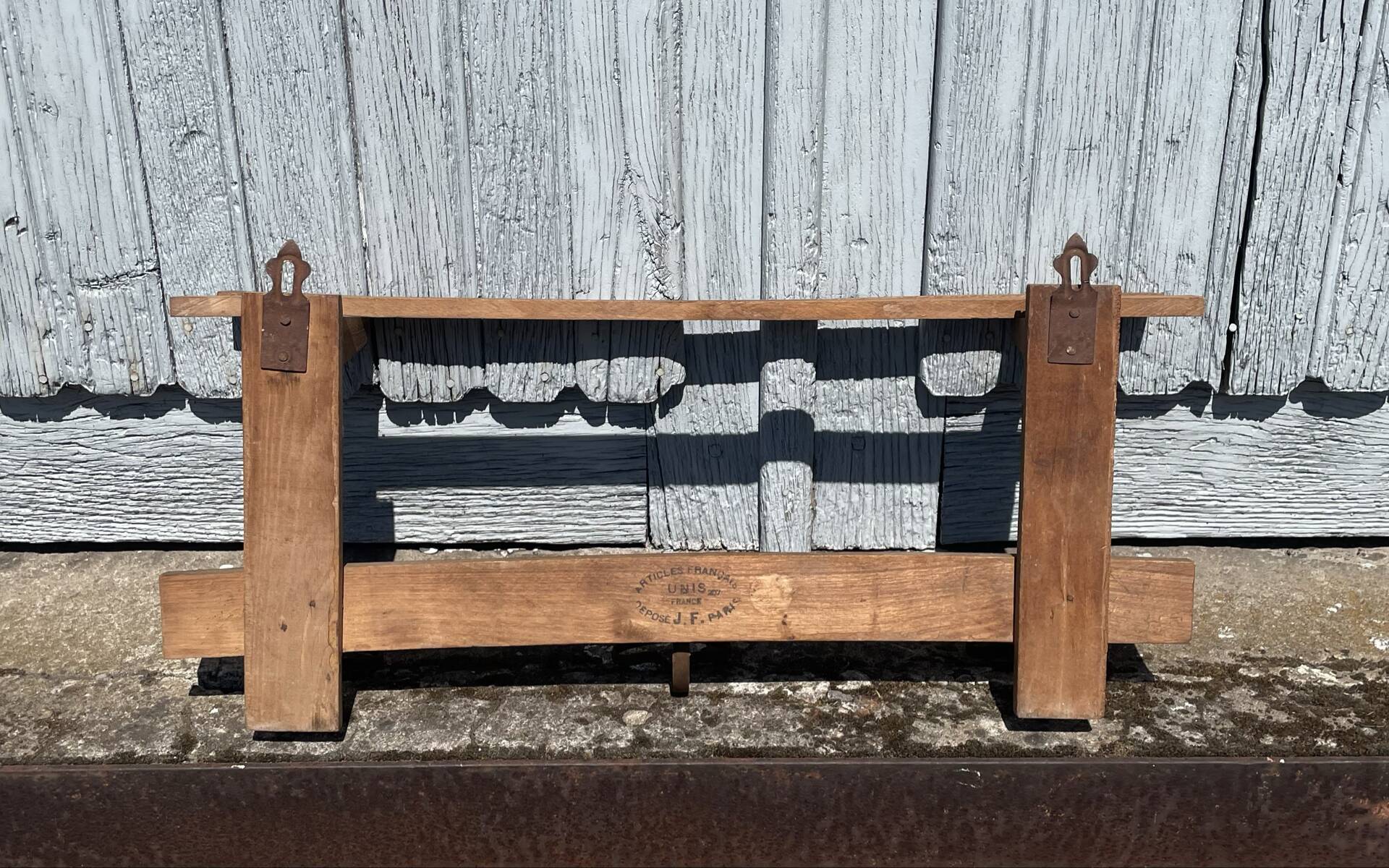 Wall-mounted coat rack in solid wood with shelf