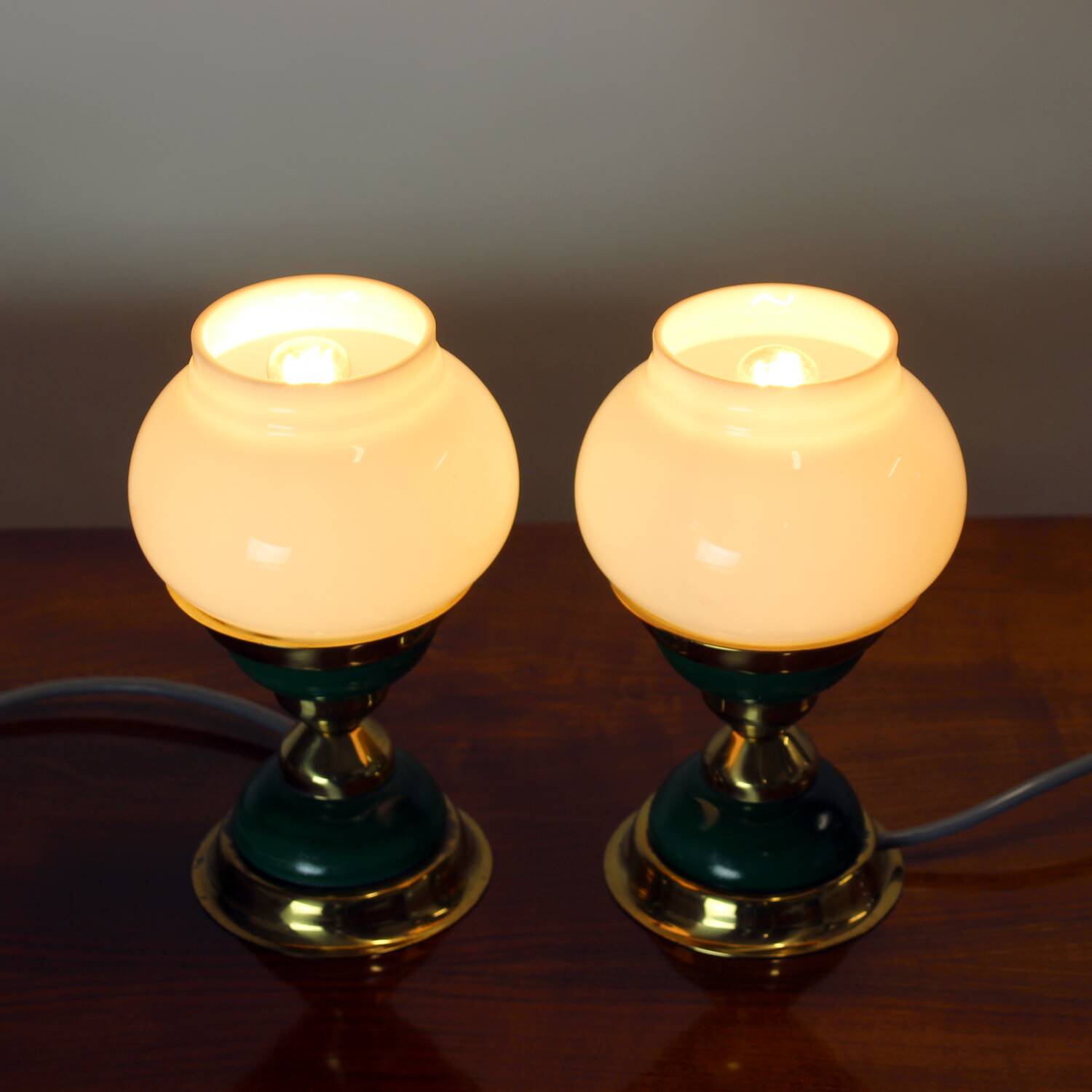 Suite de lampes de table en verre opalin et laiton, Tchécoslovaquie 1955