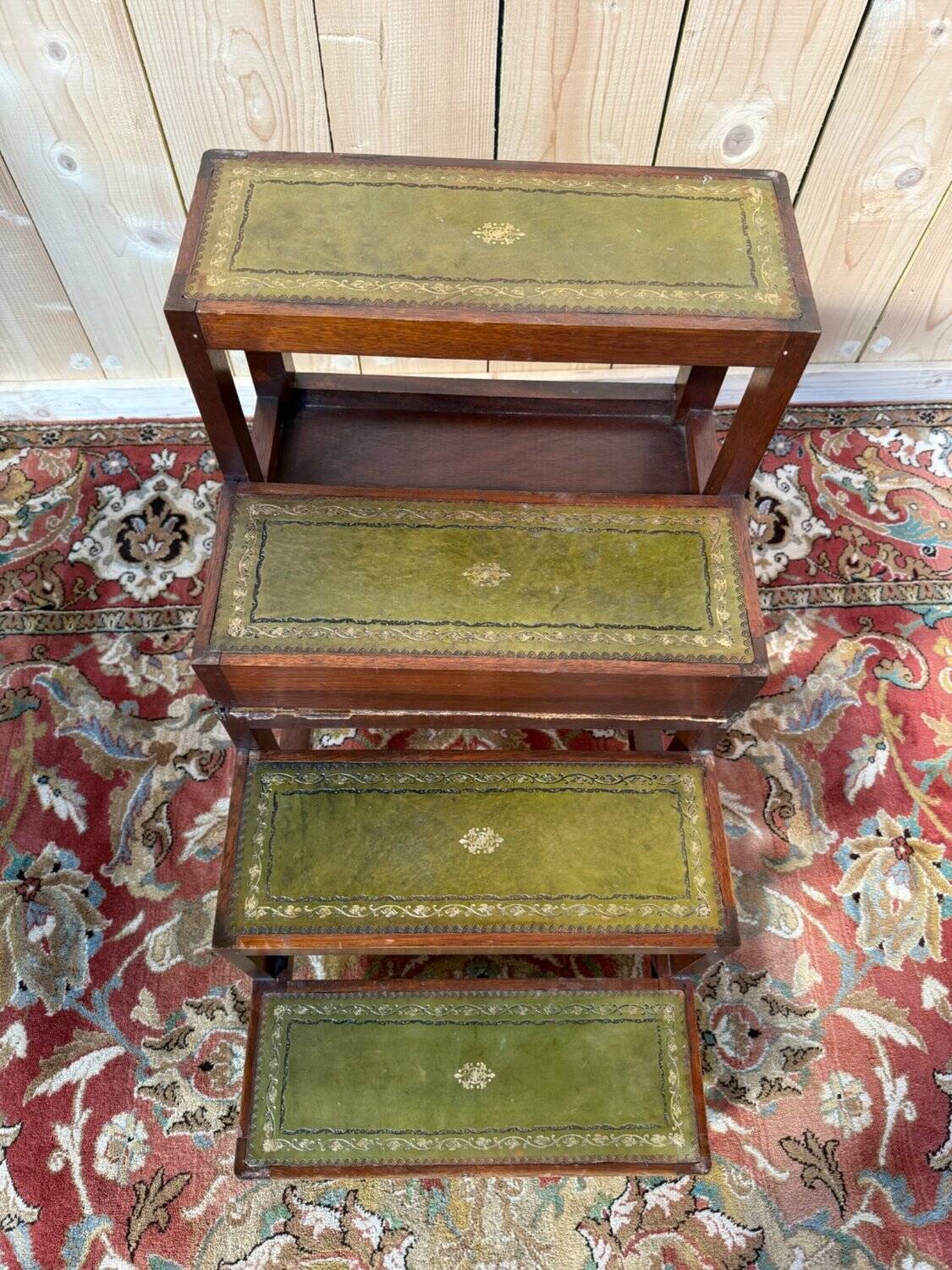 Escalier de bibliothèque anglais XIXe siècle, cuir vert doré