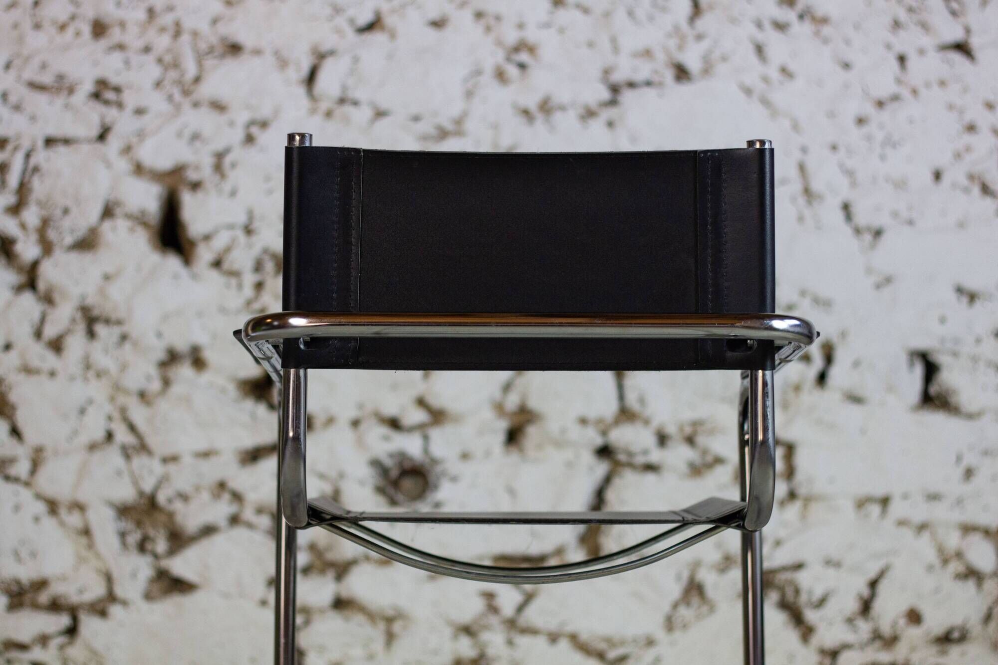 Pair of Bauhaus cantilever armchairs in chromed metal and leather, 1970