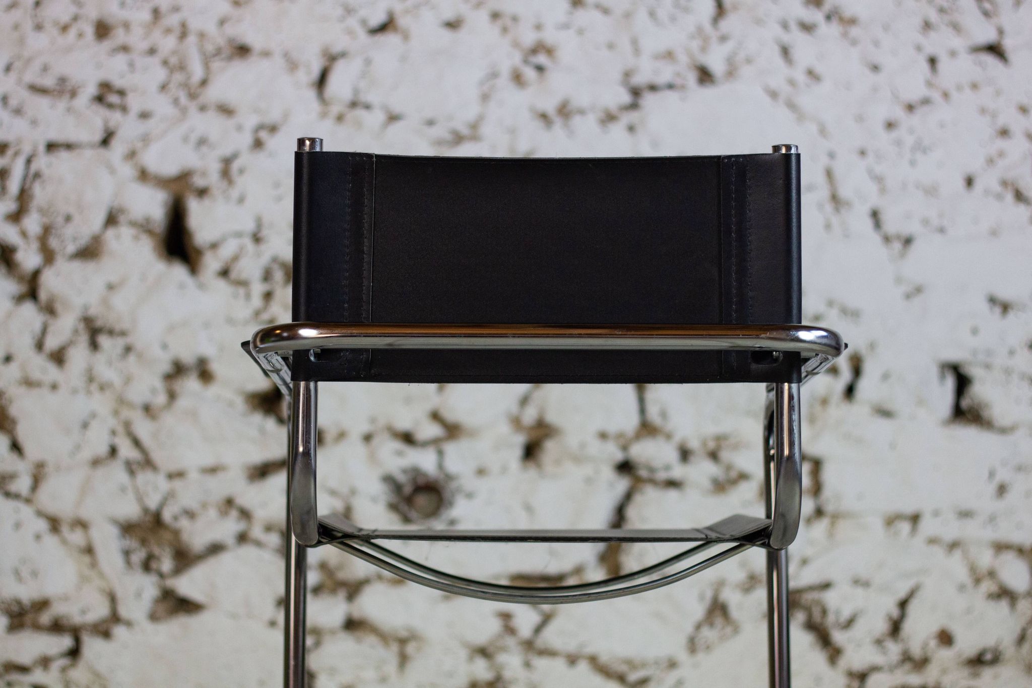Pair of Bauhaus cantilever armchairs in chromed metal and leather, 1970