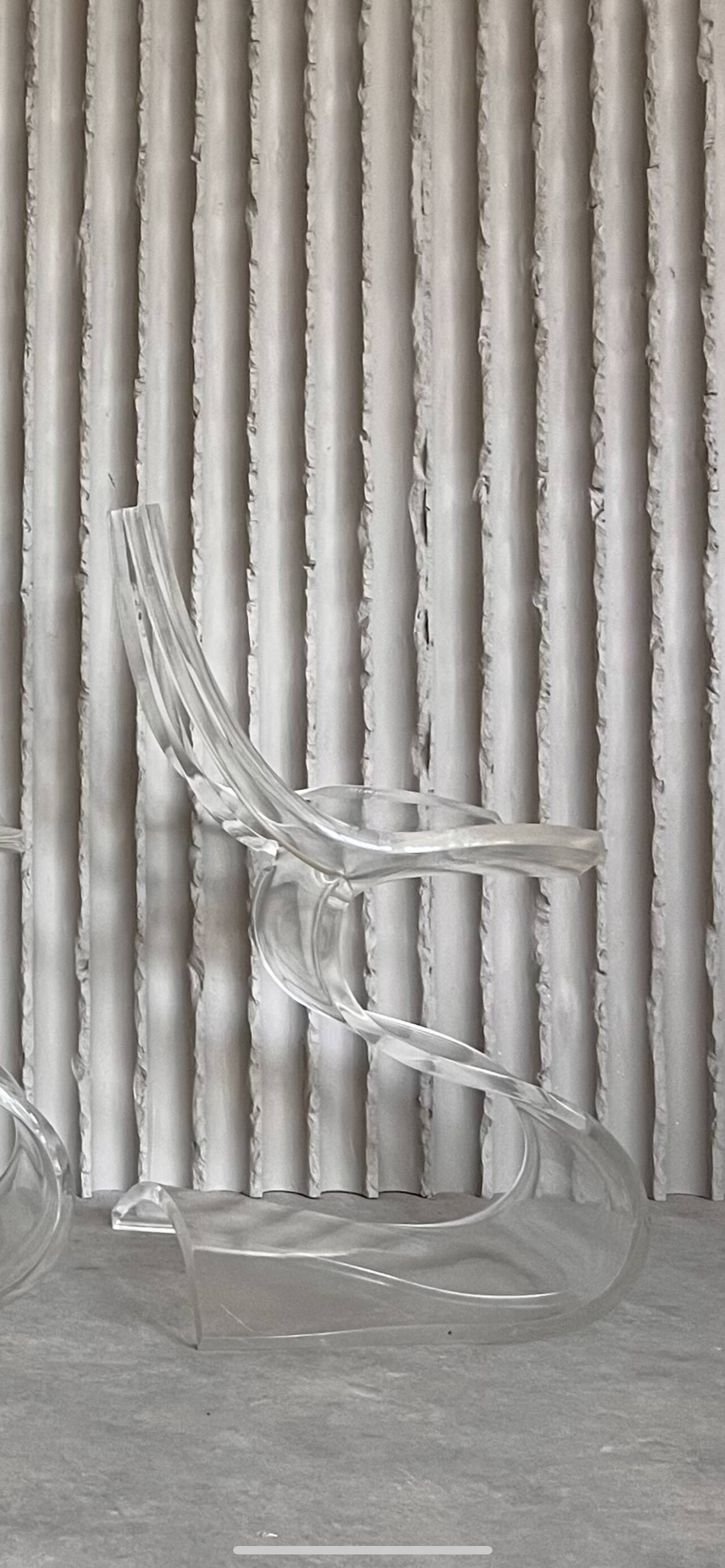 Ensemble rare de 4 chaises sculpturales en Lucite par Michel Dumas