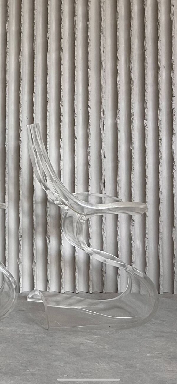 Ensemble rare de 4 chaises sculpturales en Lucite par Michel Dumas