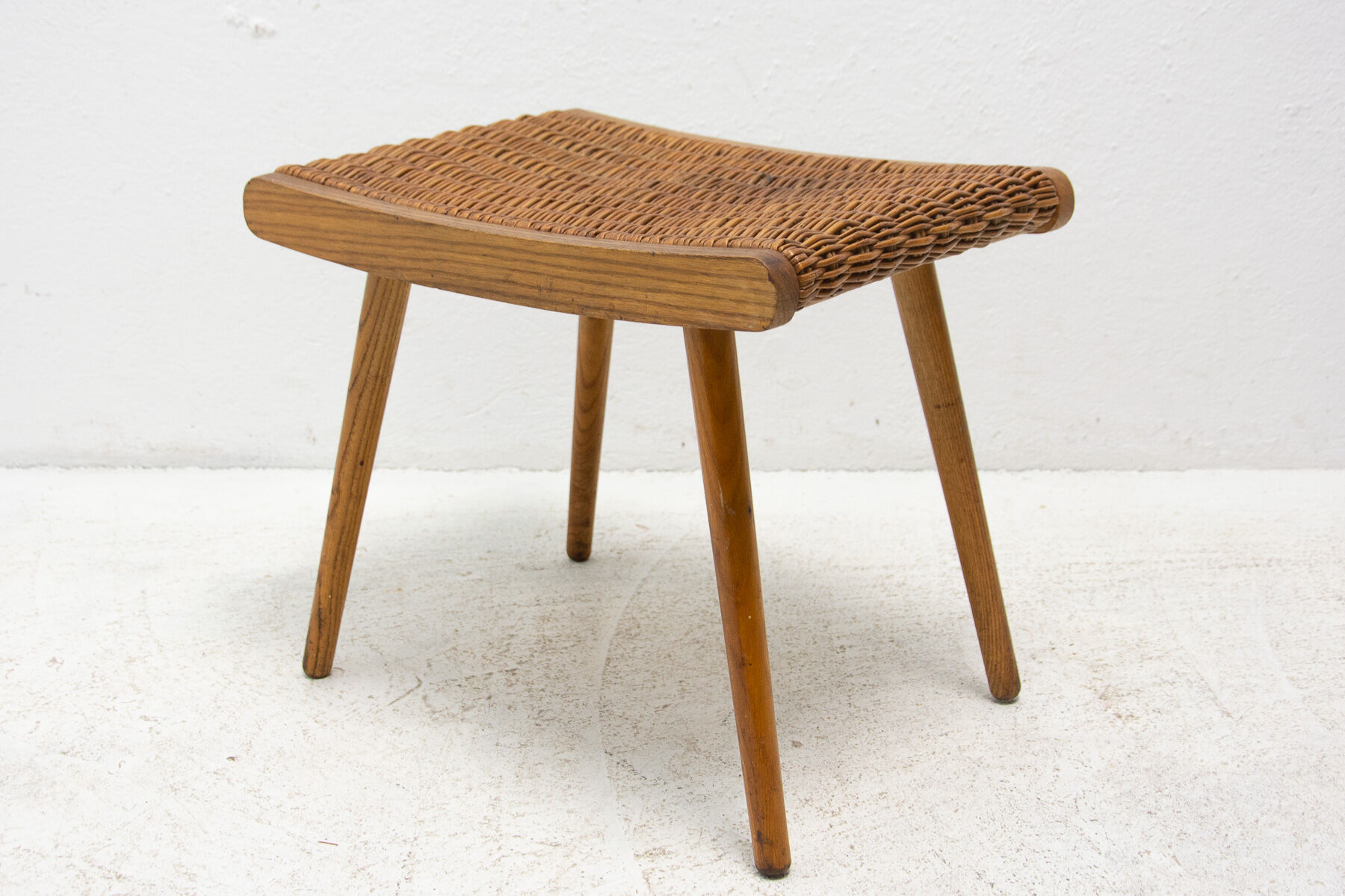 Repose-pied en rotin et hêtre du milieu du siècle par ÚLUV, années 1960, Tchécoslovaquie