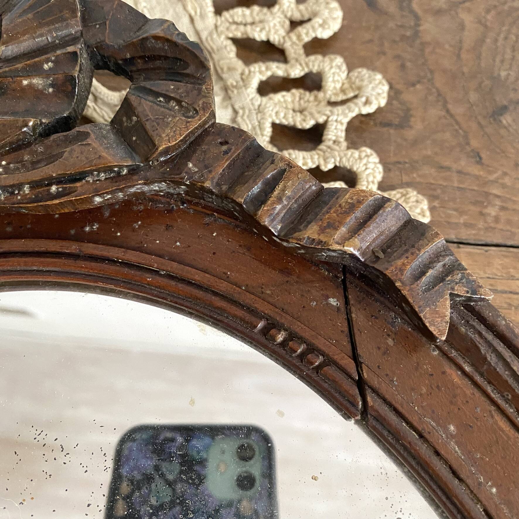 Miroir ovale mercure en bois sculpté décor nœud ruban 37X52