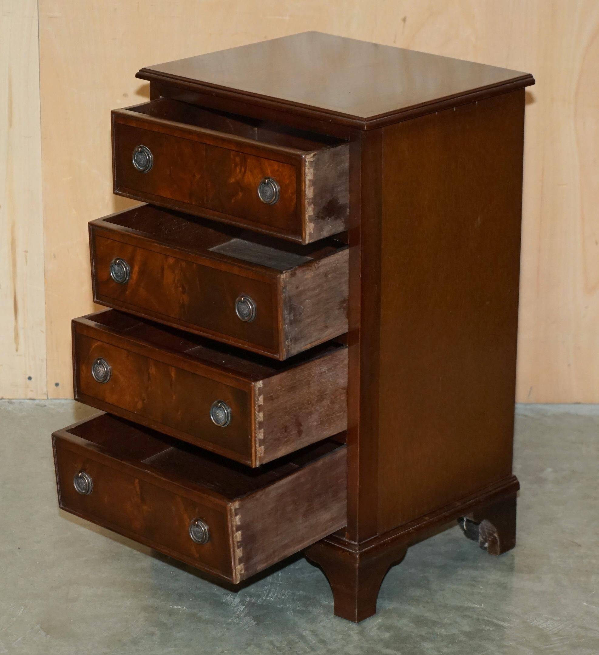 Paire de commodes françaises en bois dur flammé poli