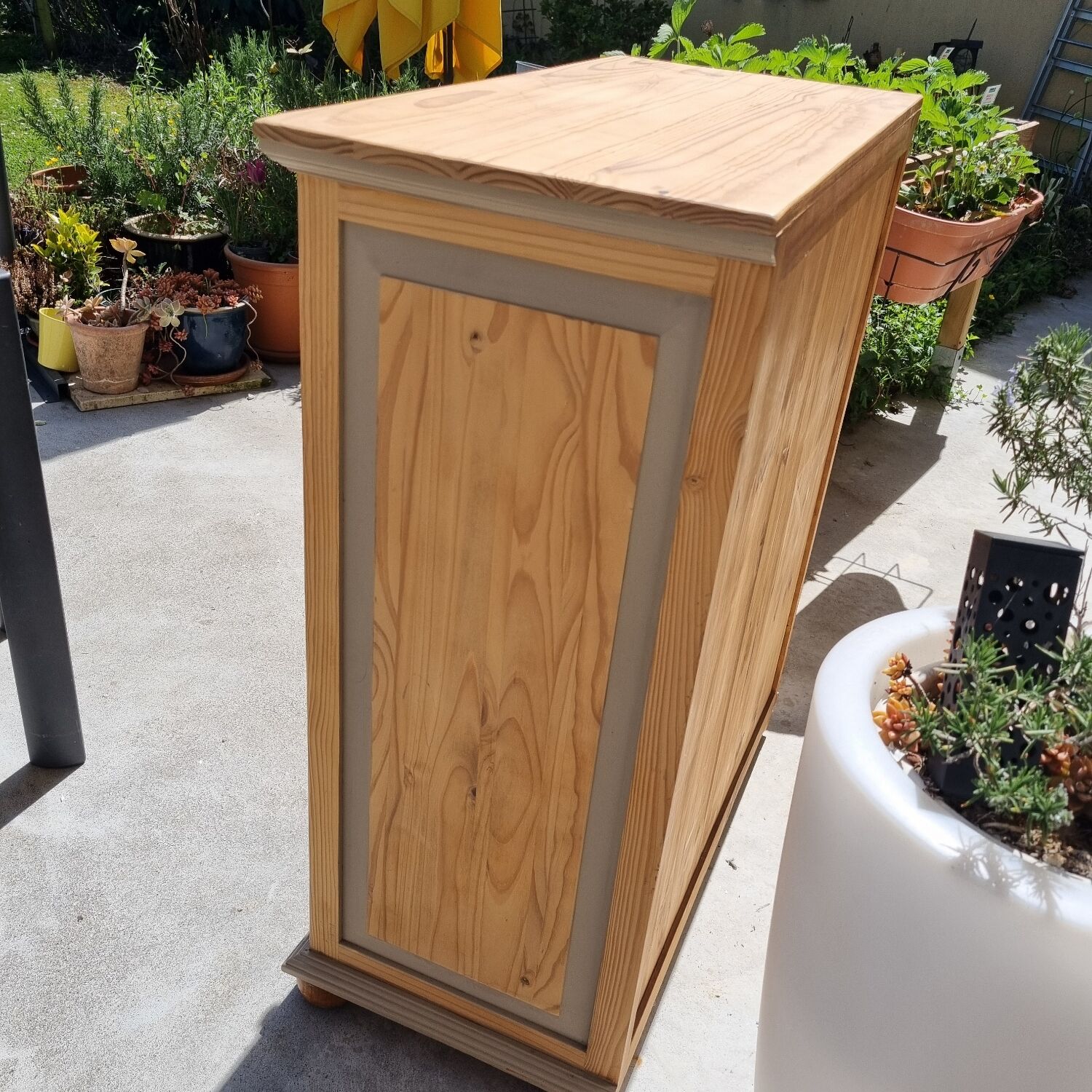 Grain merchant-style furniture with 6 drawers and a cupboard.